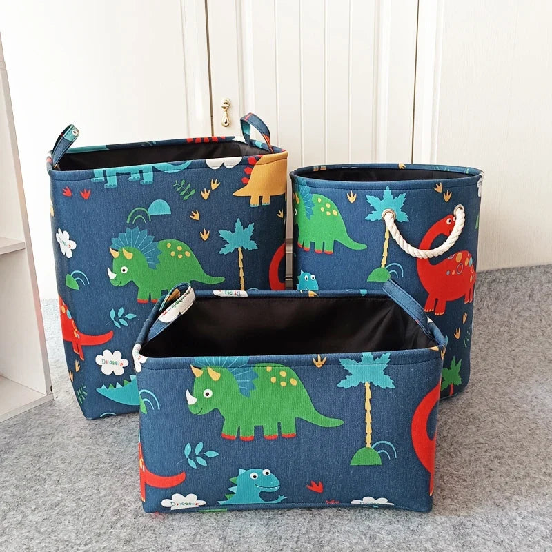 Spielzeugkiste mit Dinosauriern