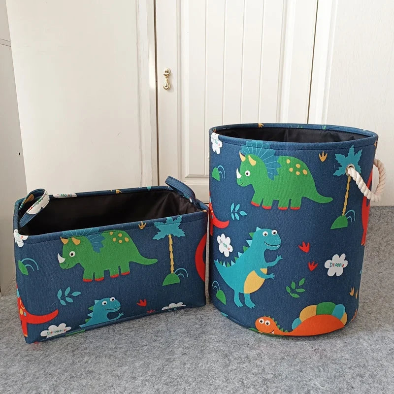 Spielzeugkiste mit Dinosauriern