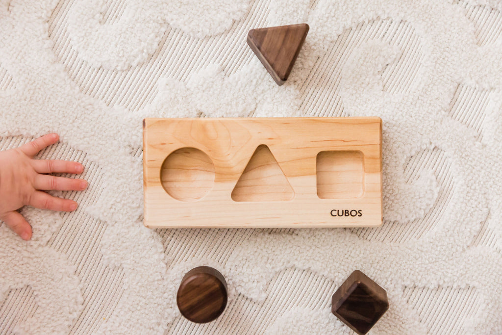 CUBOS-BASIC mit Walnusseinsätzen (100% Natur, Formen-Steckspiel, Hartholz, Hergestellt in Kanada)