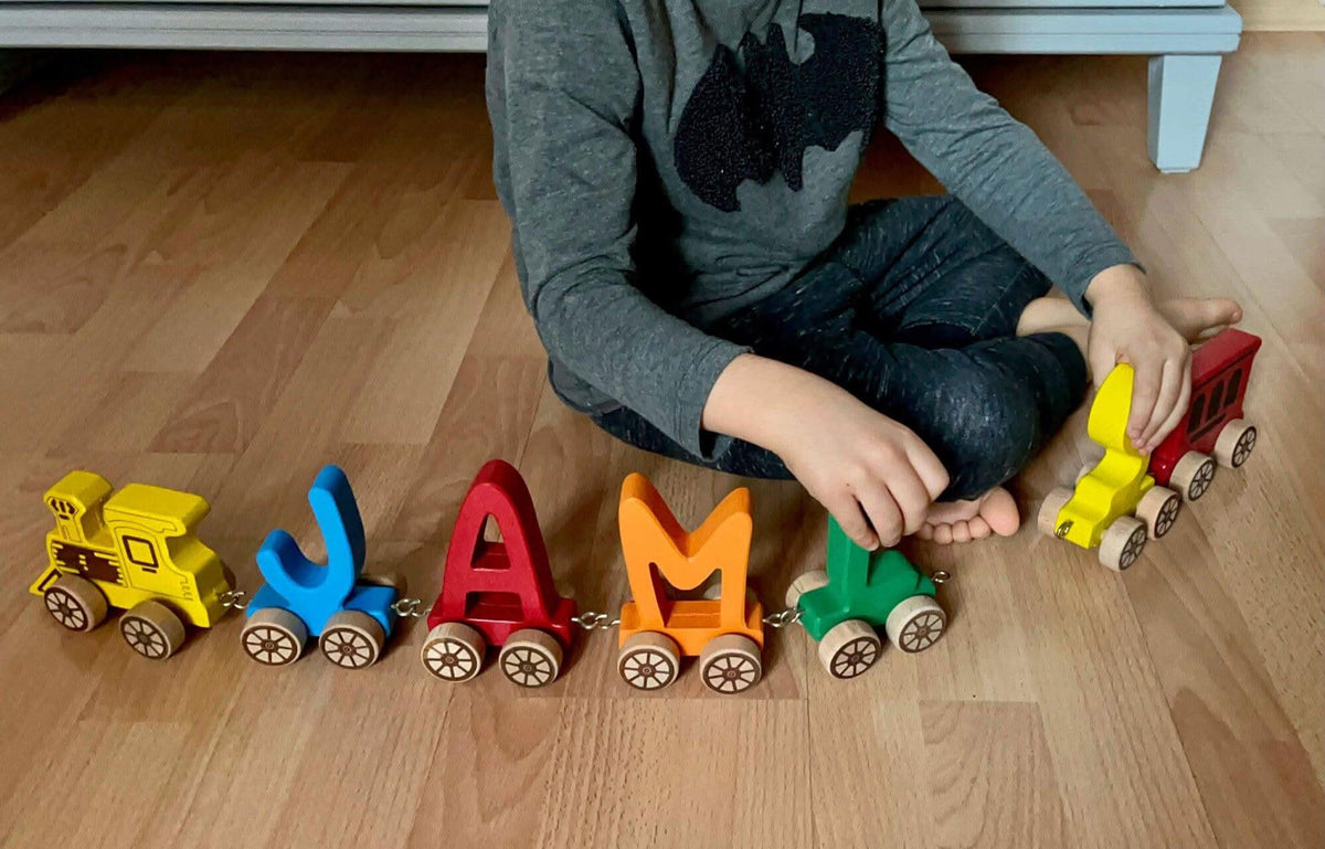 Puzzle in legno del trenino con lettere