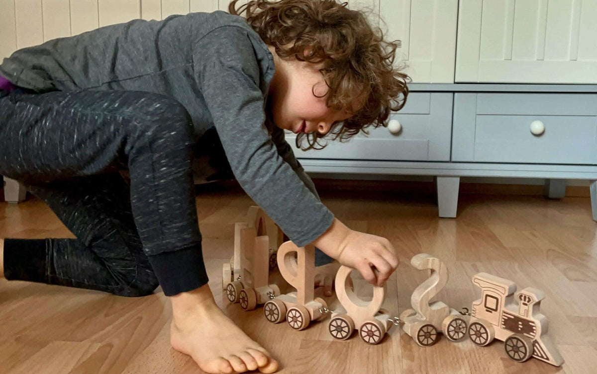 Puzzle in legno del trenino con lettere